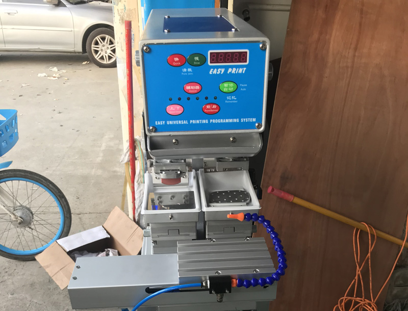 عميل هنغاري يشتري آلة طباعة الوسادة الملونة