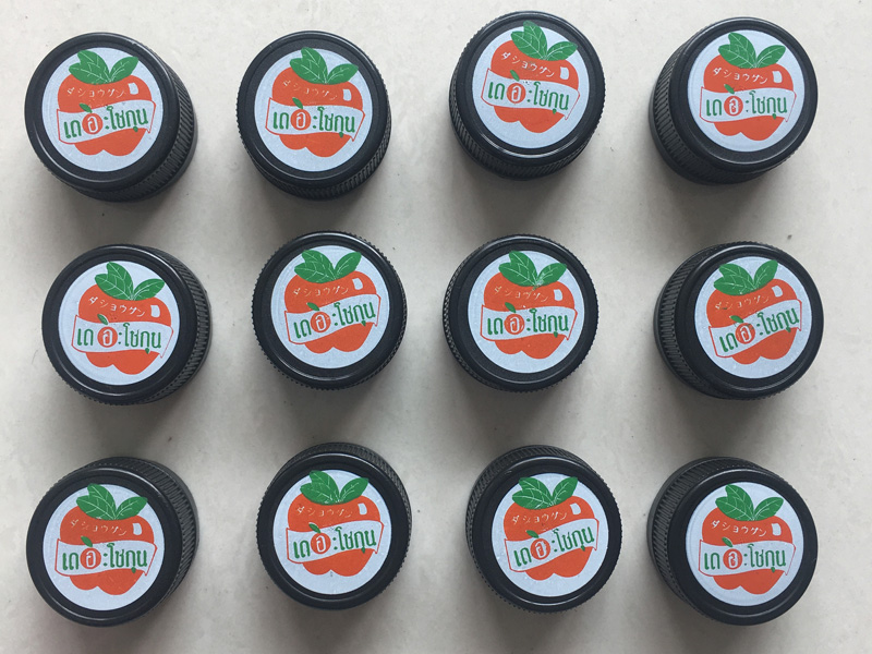 يشتري عميل تايلاند طابعة أوتوماتيكية بأربعة ألوان للأغطية البلاستيكية