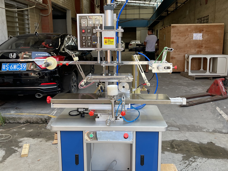 بيعت آلة الختم الساخن لجرار مستحضرات التجميل إلى أوكرانيا