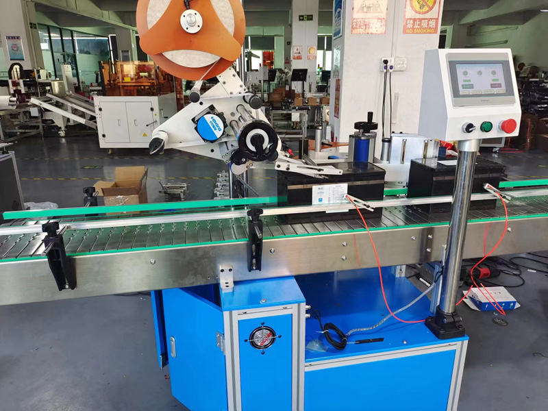 آلة وضع العلامات الأوتوماتيكية تشحن إلى الإمارات العربية المتحدة