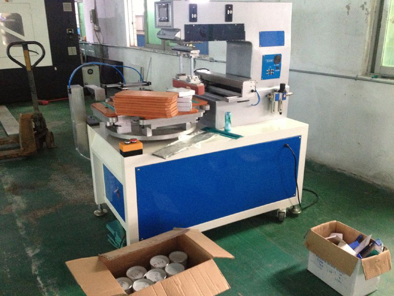 زبون زيمبابوي يشتري طابعة الوسادة المسطرة مع روبوت التفريغ