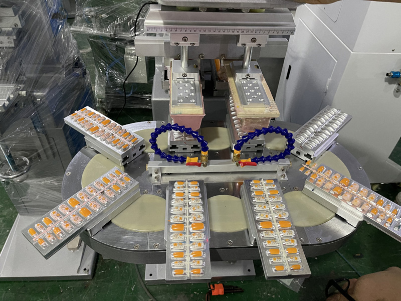 تباع طابعة الوسادة ذات اللونين لعصا الأظافر إلى روسيا