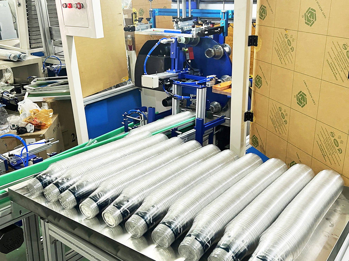 آلة طباعة الشاشة الأوتوماتيكية للأكواب البلاستيكية متعددة الألوان يتم شحنها إلى أرمينيا