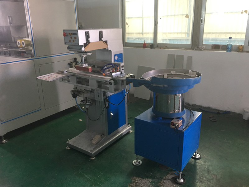 يشتري عميل غواتيمالا طابعة الوسادة الأوتوماتيكية للممحاة 