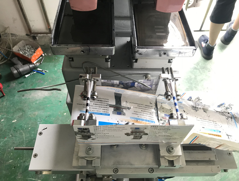 تم بيع طابعة الوسادات ذات اللونين من Golf Tee Pad إلى إيطاليا 